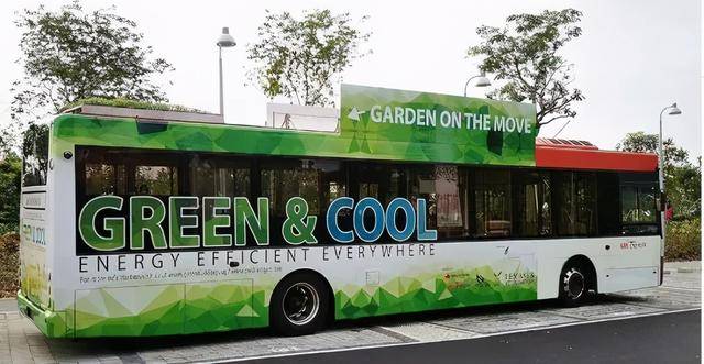 新加坡人对绿色有多着迷?公交车顶种草,大楼里植树,实在绝了