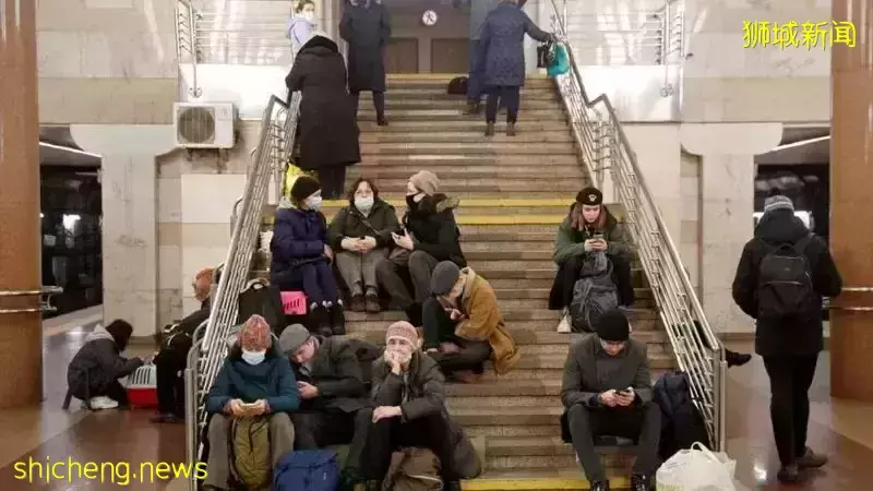 乌克兰人蜂拥逃走、多国撤侨，这个新加坡人却不想走