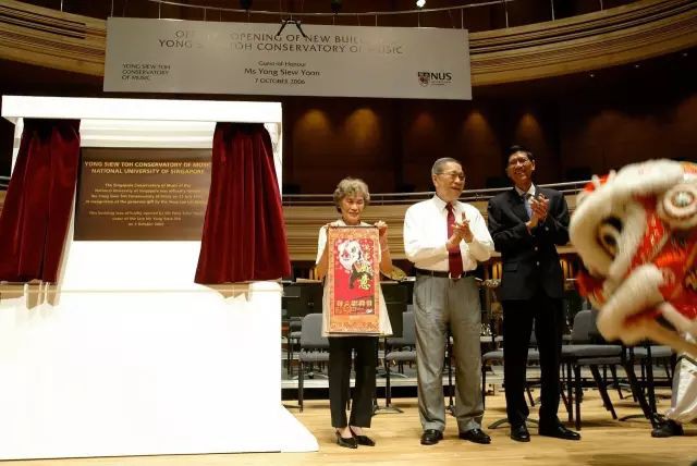 借李光耀抄笔记的他，放弃200万年薪​，让新加坡法治成亚洲第一！