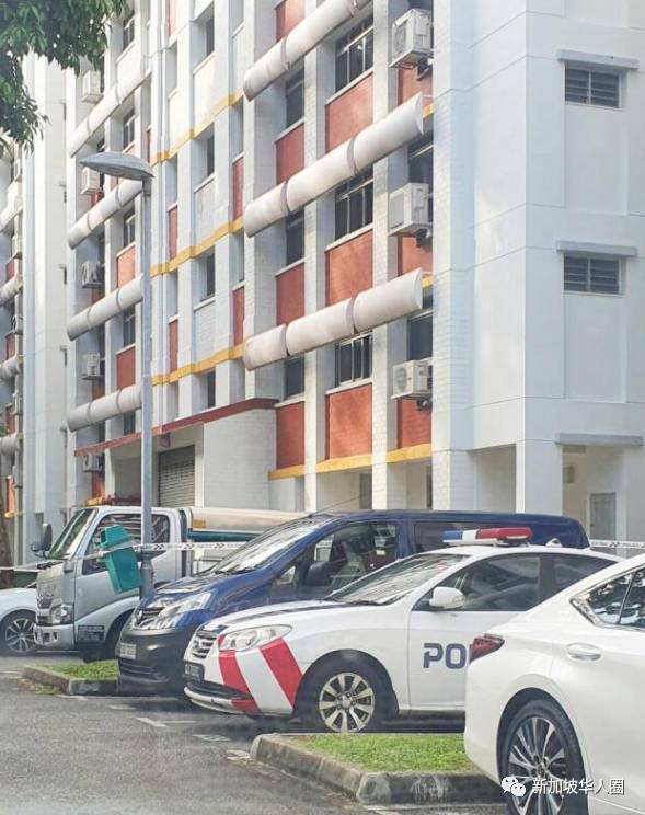 新加坡又发现女佣以身犯险在顶楼擦窗!网友:摔死的事件还不多吗