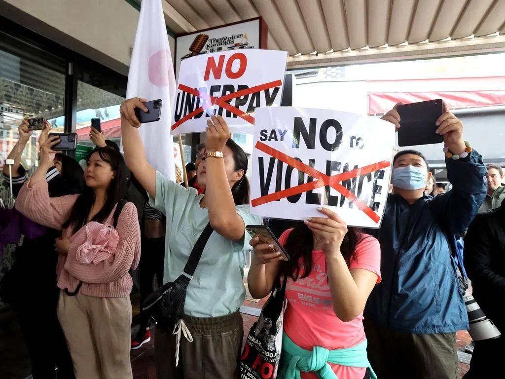 中國女留學生討薪被掌掴、踢飛！唐人街爆發抗議遊行！新加坡也有這種事嗎