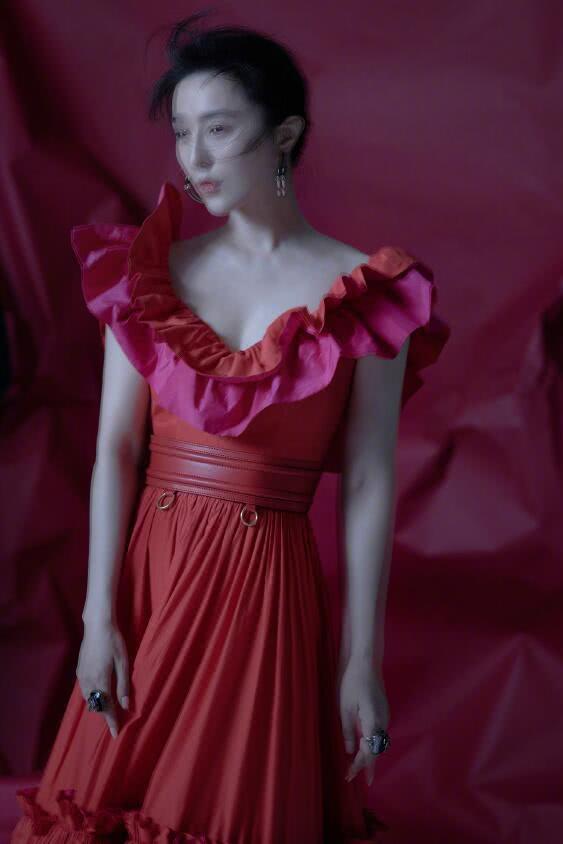 范冰冰为复出也是拼了!罕见大尺度登新加坡杂志,好身材太劲爆