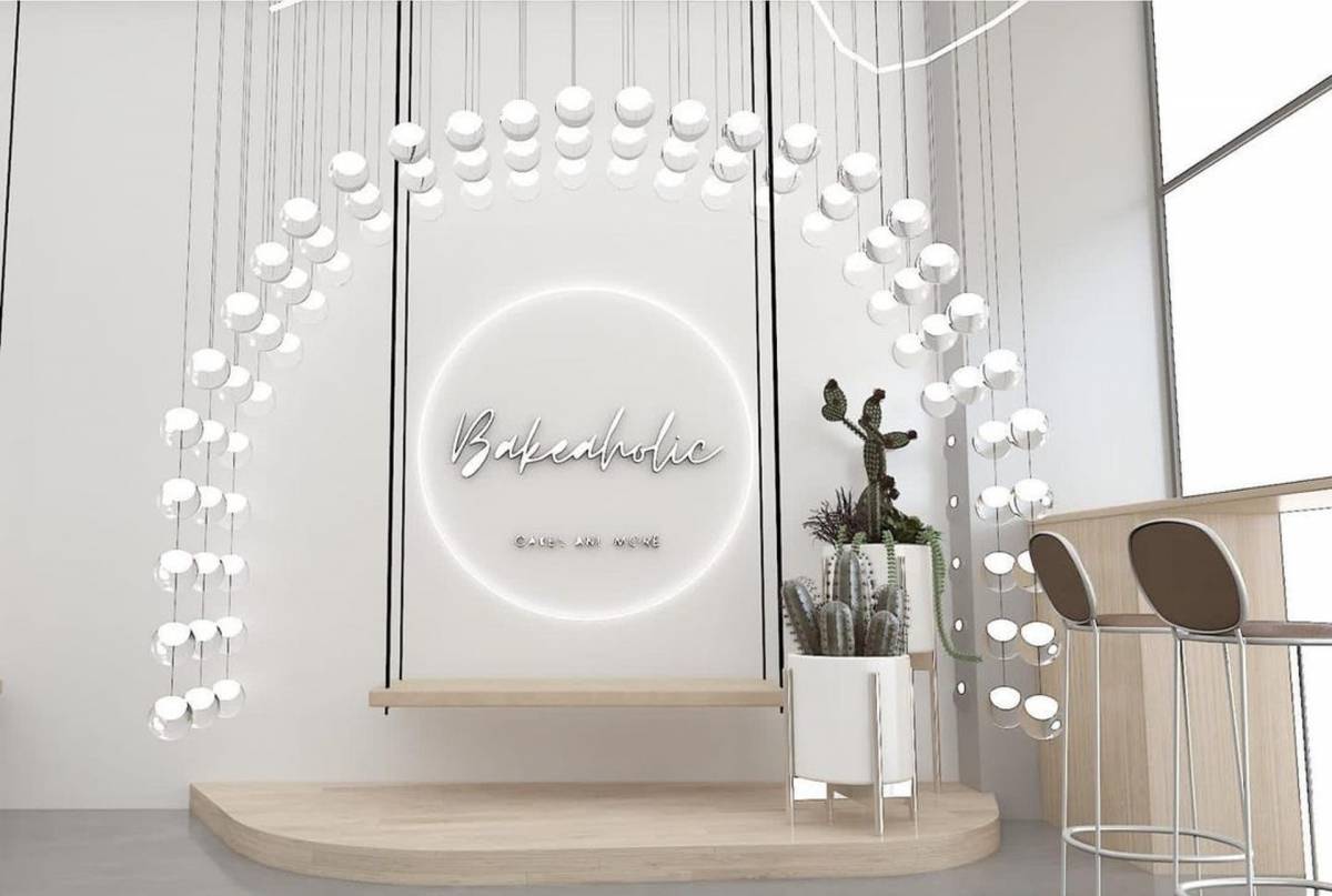 爱女在狮城开Cafe　许绍雄留守店内做“招财猫” 