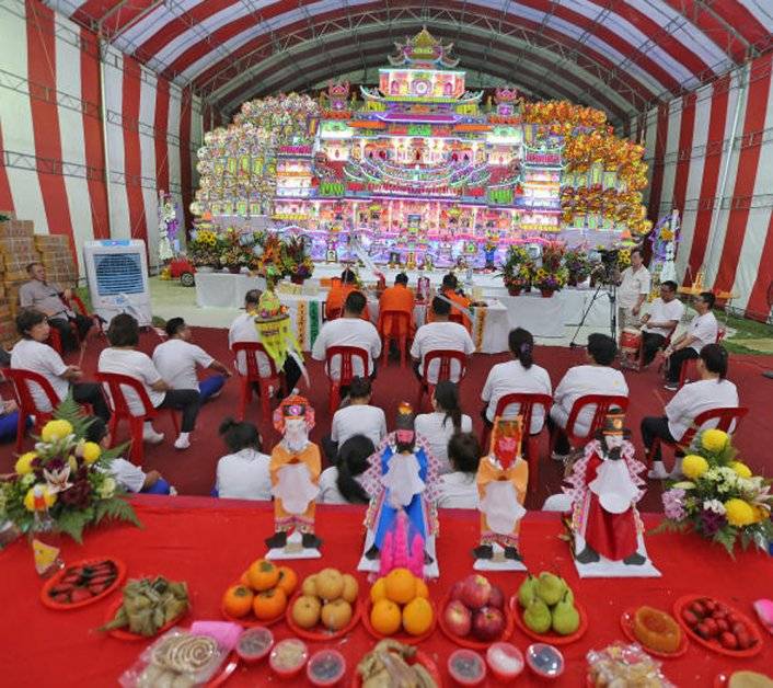 八旬母去世两年 孝子豪花60万办功德