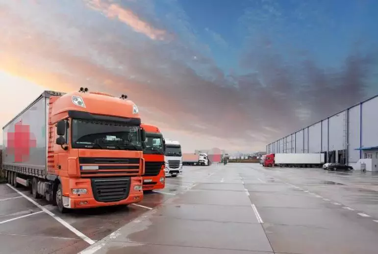 油门当刹车!新加坡64岁货车司机开车撞进百人用餐门店