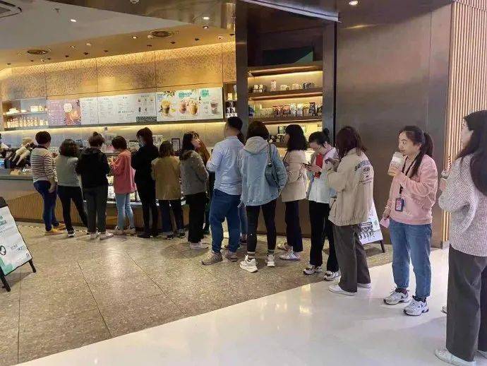 星巴克自帶杯咖啡免費，隊伍排瘋了！新加坡網友：咋不帶痰盂呢