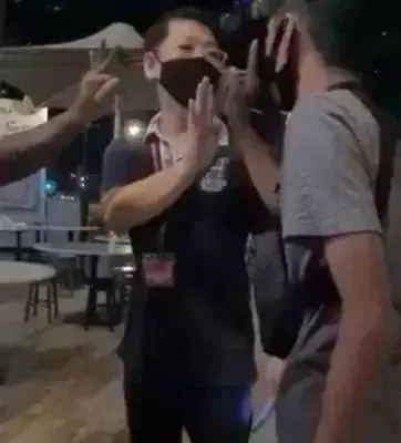 “我摘下口罩10秒，就被罰了300新幣”，新加坡小販求評理