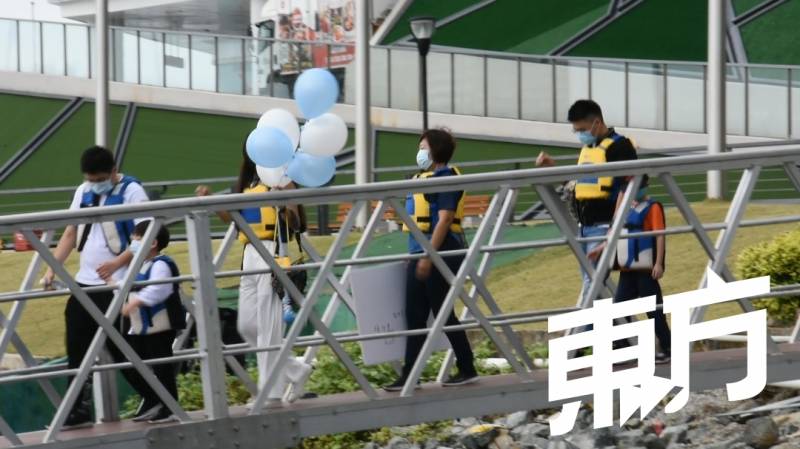 坐游艇到柔佛海峡边界 与滞留新国家人“近距离相会”