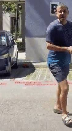 新加坡“无罩大叔”重拳打人!隔离期酒店半夜串门,两印度人坐牢