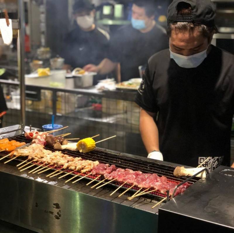 新加坡義順區露天酒吧🍻 Kamikaze Asian Tapas Bar 吹風喝酒吃燒烤，一串只要S$0.90