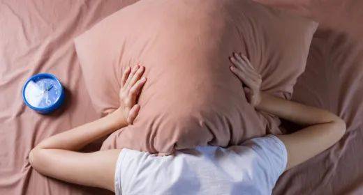 连续11年进行骚扰,新加坡“魔鬼”邻居被镜头记录了下来