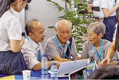 新加坡一老人不会用智能手机,被拒在菜市场外