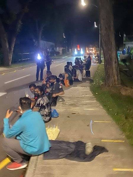 午夜12點等更新護照 大使館門口 馬勞排長龍