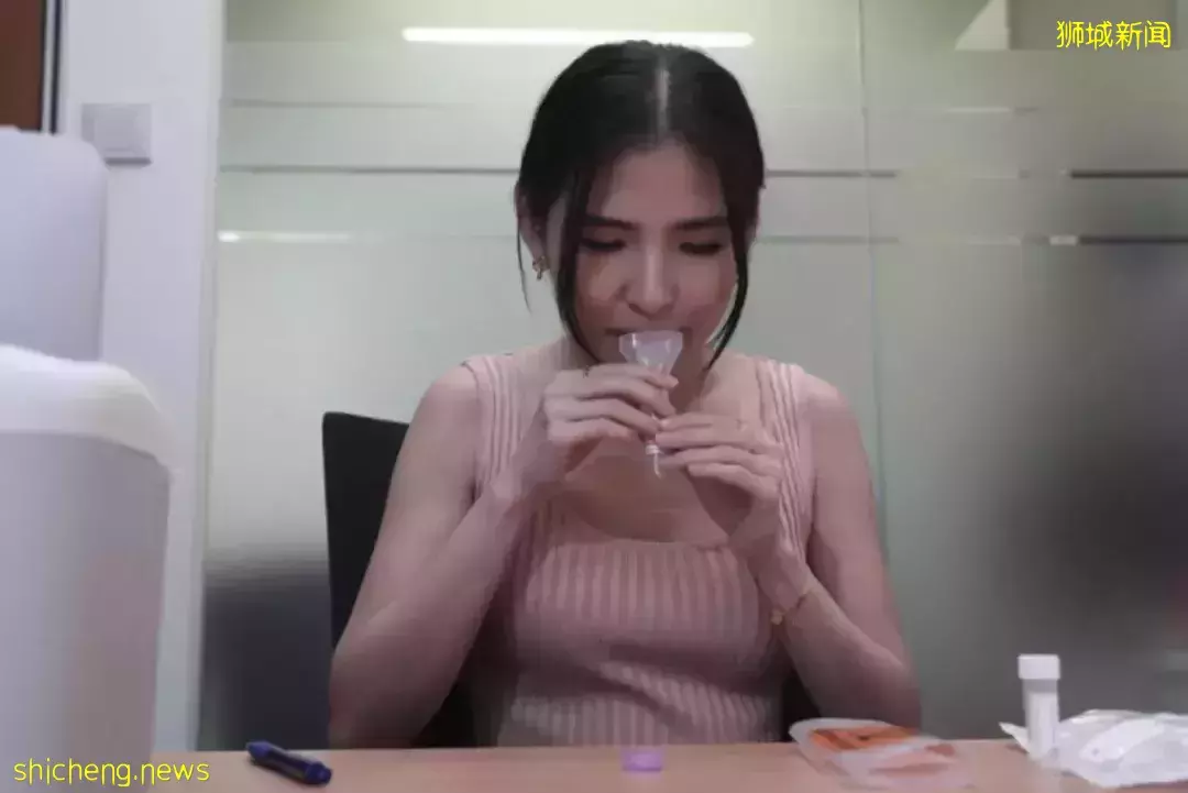 時隔2年回家，她在飛機上飙淚 ！ 新加坡ART自檢儀價格大跌至5新幣