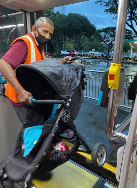 点赞!SMRT公交车队长大雨中给小孩撑伞、挪婴儿车