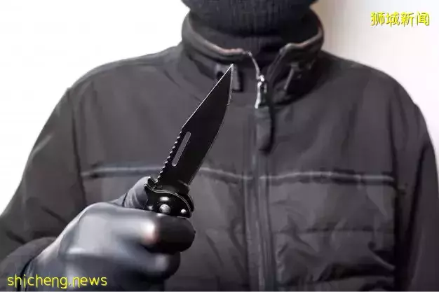 新加坡男子拿玩具枪、纸条抢银行!卷走2000新搭巴士逃走,已被抓