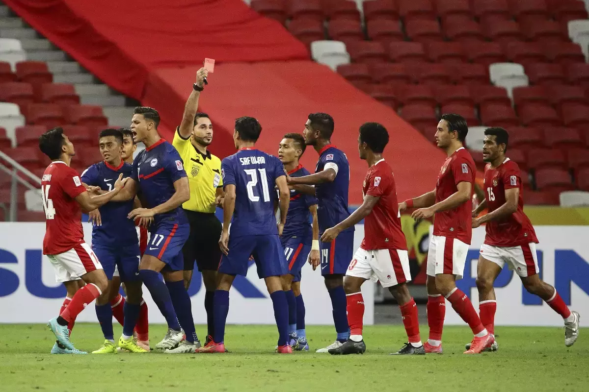 狮城男足吃3张红牌 不敌印尼告别铃木杯