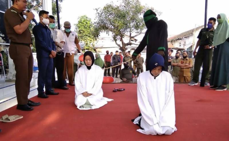 实拍!印尼19岁男子被当街鞭刑146下!打得比新加坡还狠