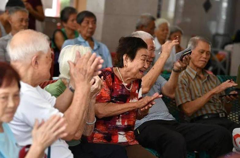 新加坡政府狂撒6亿新币!25万名年长者每季度可获高达900现金