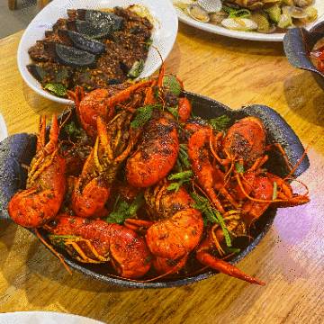 狮城夜宵新根据地!在Boat Quay河畔享受每日鲜捞烤鱼,实现小龙虾自由