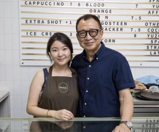 许绍雄助力女儿创业卖饼，斥资百万开咖啡店，移居新加坡半隐半退