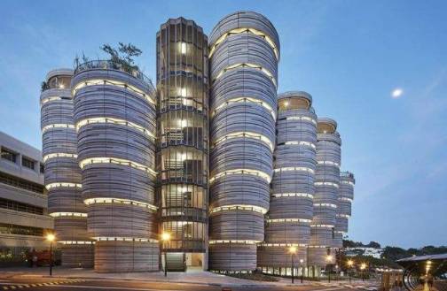 中国留学生偷拍女生沐浴遭开除，“同嗜好”的新加坡学生为何好好的