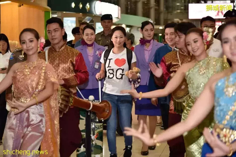 實拍!新加坡長周末人擠爆!在泰國、馬來西亞遭搶劫、被偷!網傳中國十一將開放出境遊