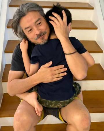 4个月未回家 隔离出关 李铭顺紧抱爱儿 诉思念