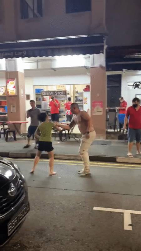 新加坡七部門聯合掃蕩芽籠紅燈區,帶走89人!持刀打架、咬警察、脫衣服… 好亂