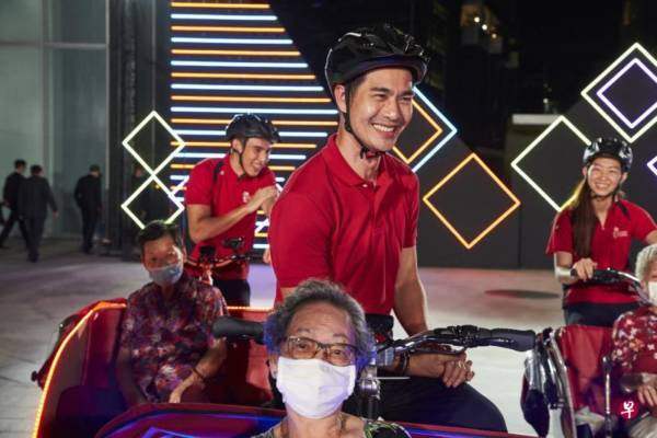 騎三輪車載阿嬷 黃俊雄自認車隊“老鼠屎”