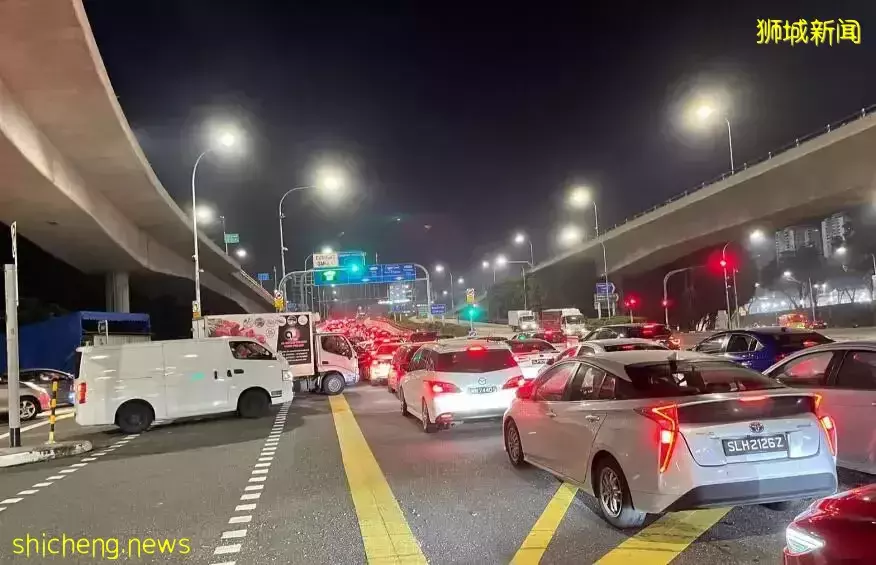 新加坡&马来西亚大堤挤爆了，人人人仌众、车车车䡛轰