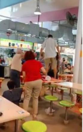 疑为拼桌起争执,新加坡大叔直接站桌子