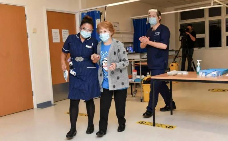 剛剛宣布！新加坡將進入第三階段解封，允許8人聚會！所有人免費接種疫苗