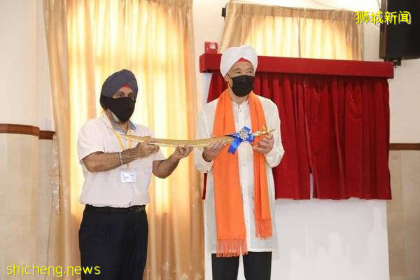 李显龙入乡随俗 穿锡克族传统服饰 主持开幕