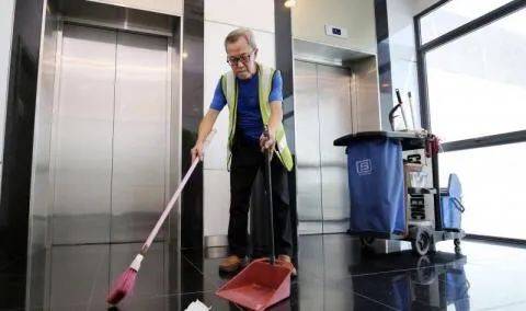 新加坡垃圾堆積成山!清潔工起薪到三千