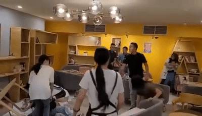 中國女留學生討薪被掌掴、踢飛！唐人街爆發抗議遊行！新加坡也有這種事嗎