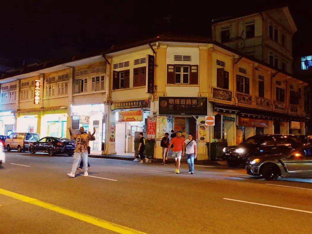 昨晚，我們在新加坡芽籠紅燈區吃雞，是怎樣一種體驗