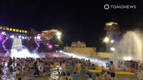 武汉3000人超级派对让世界羡慕!新加坡网友炸了:让美国好好看看