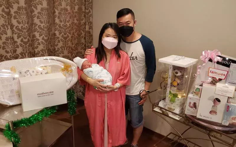 四名元旦宝宝“抢先”向2022年说嗨