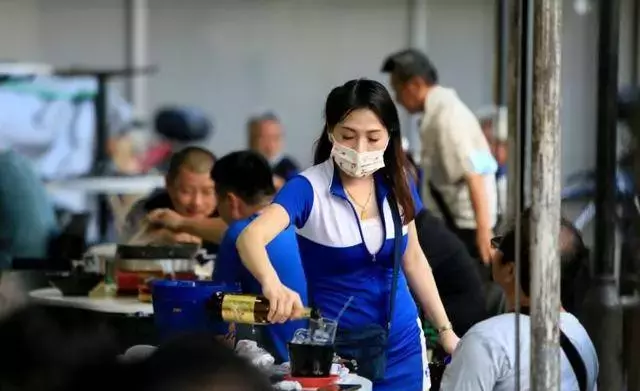 泰国美女街头无“罩”半裸卖煎饼！新加坡也出现过