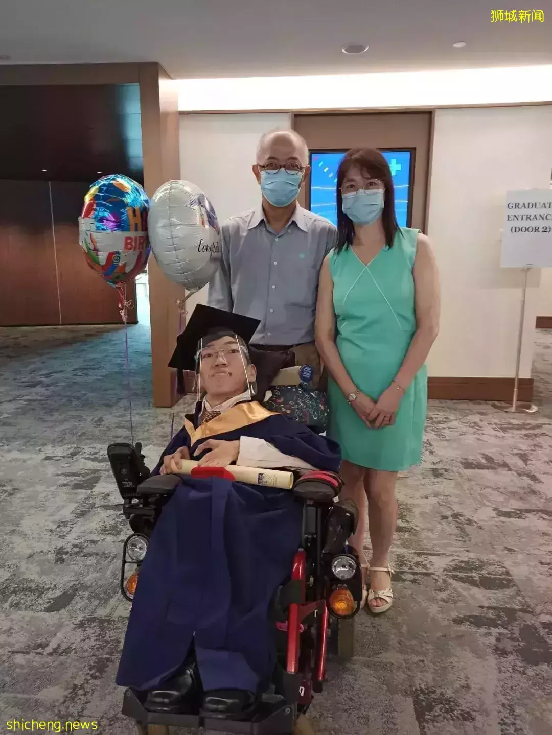 医生说活不过两岁的他,成为了NUS毕业生代表