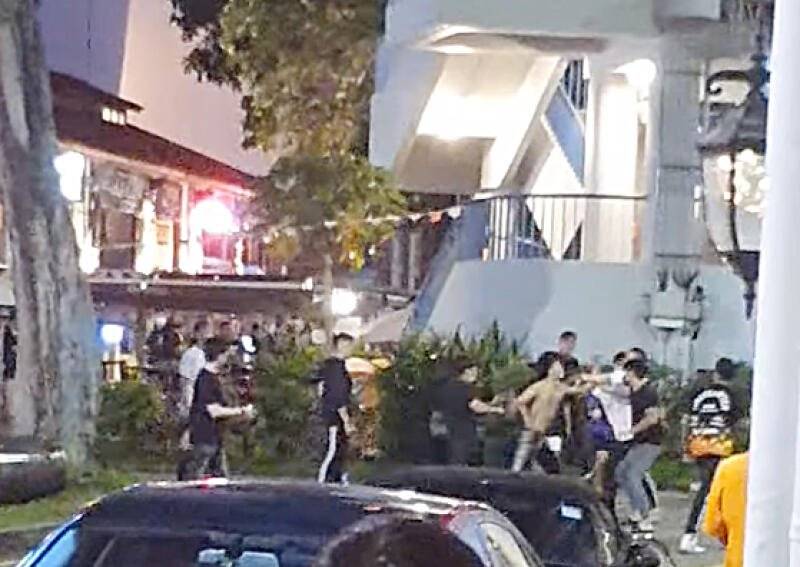 疑酒后闹事 逾10男子当街打架