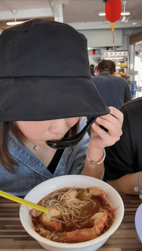人气爆棚！新加坡老字号虾面：$6新币起一碗，虾汤浓郁，口口有虾黄