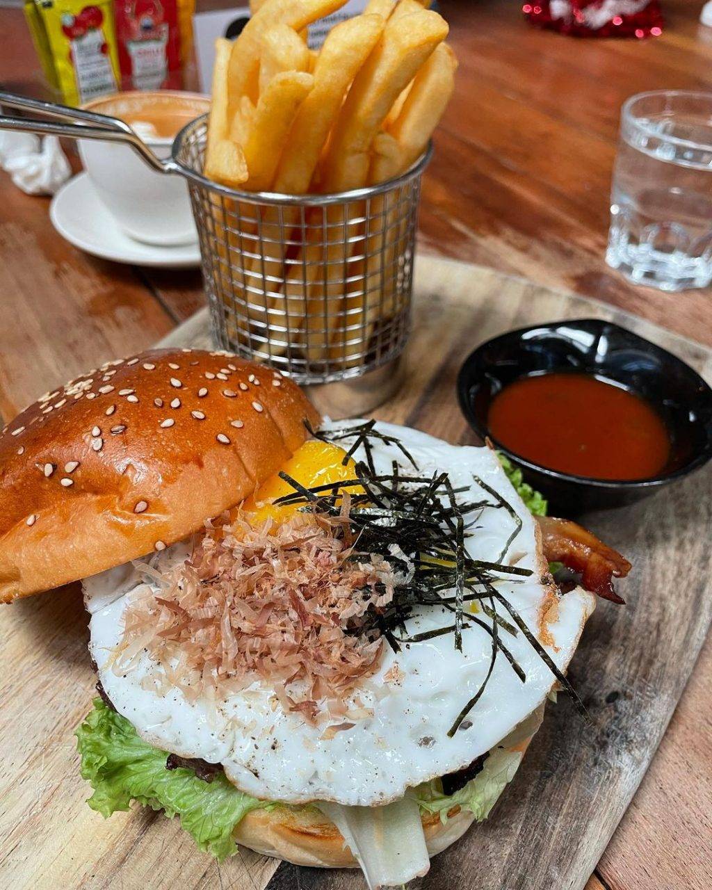 舊倉庫的秘密🤫 Wheeler's Yard獨立式單車咖啡廳🚴‍♀️ 硬朗工業風+藍色大閘門個性又帶感