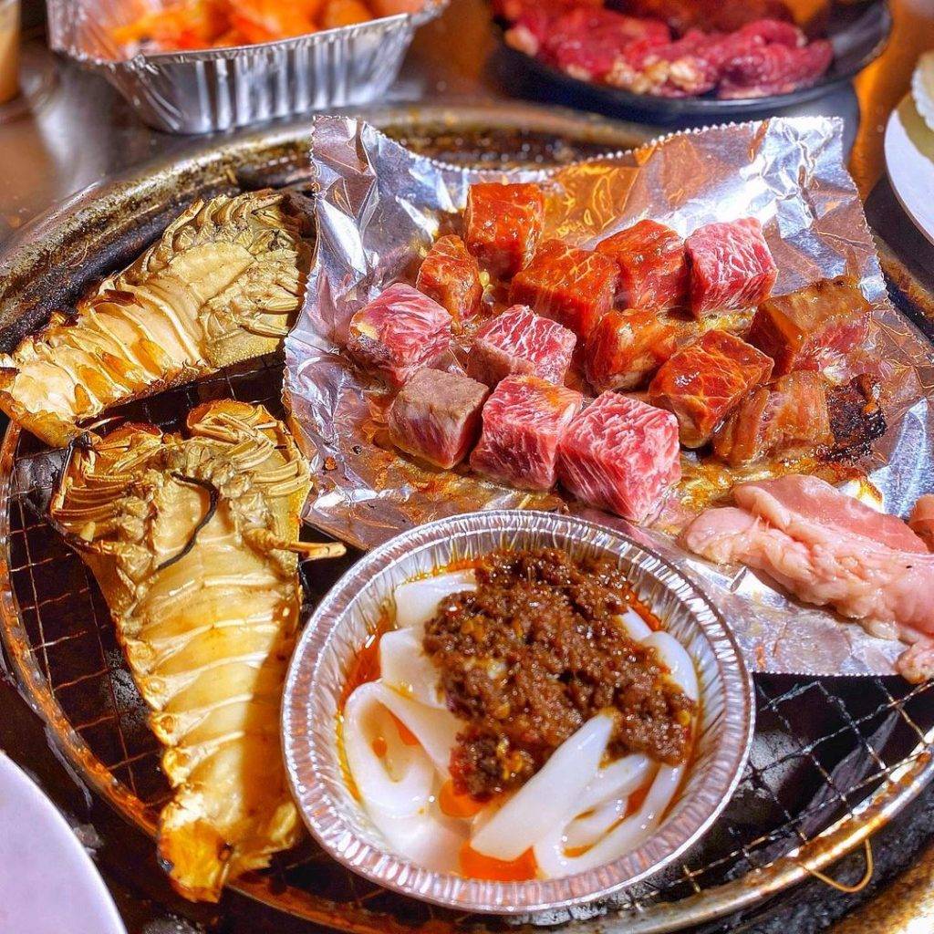 肥美海鮮吃到飽💥 新加坡海鮮自助餐合集!炭烤小龍蝦、辣椒螃蟹、生魚片無限任吃😋