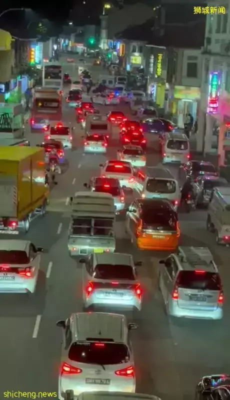 男子逃臨檢遭警追捕 困車龍撞2車