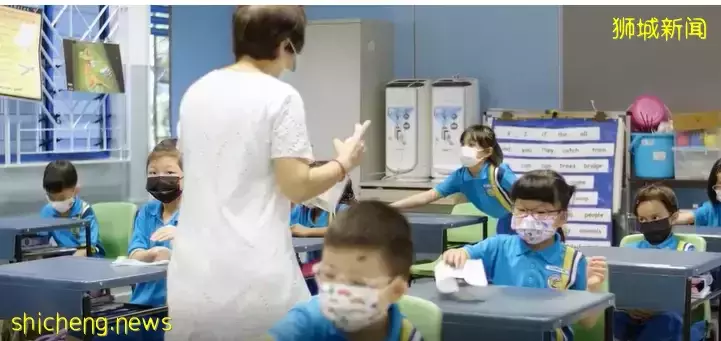 作爲新加坡小學裏的“班長”和“大隊長”，我家兩個女兒每天都要做什麽