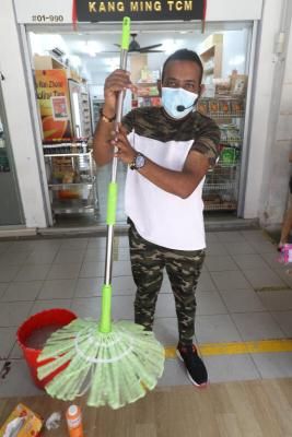 賣拖把爆紅 華印混血兒被“梁家班”相中