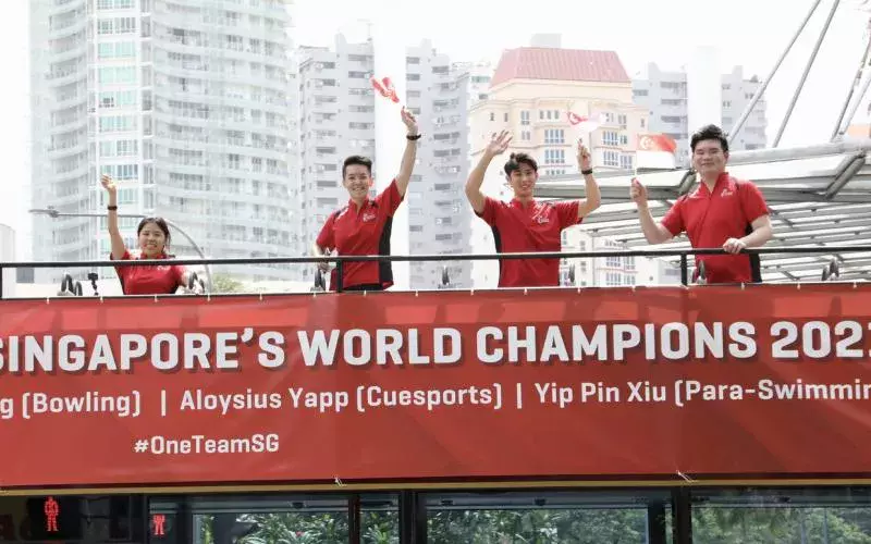 四名运动健儿乘敞篷巴士巡游 庆祝凯旋