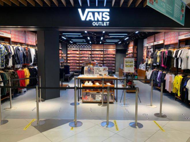 Vans 在IMM開設首家店，鞋子促銷”半價”折扣
